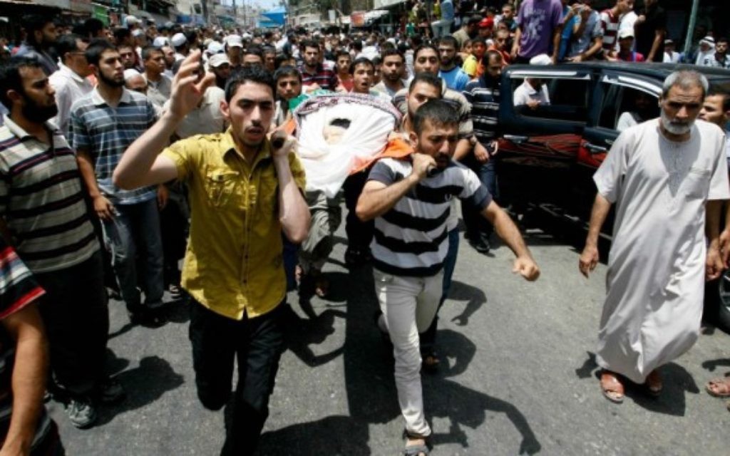 Des Palestiniens transportent le corps d'un terroriste du Hamas (Crédit :  Abed Rahim Khatib/Flash90)