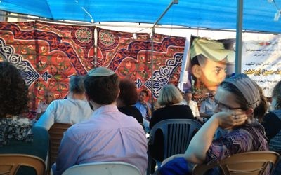 Des visiteurs israéliens à la tente dressée pour la famille Abou Khdeir dans le quartier de Shuafat à Jérusalem le 8 juillet 2014 (Crédit : Elhanan Miller/Times of Israel)