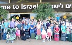 64 olim arrivés le jour du début de l'opération Bordure protectrice (Crédit : Sasson Tiram/Nefesh B'Nefesh)