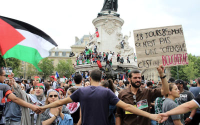 Rassemblement à Paris le 26 juillet qui avait été interdit (Crédit : Glenn Cloarec/Times of Israel)