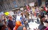 Lors d'une manifestation anti-Israël à Boston vendredi, les militants pro-palestiniens entourés de plusieurs partisans (Crédit : Elan Kawesch / The Times of Israël)