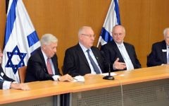 L'ancien président de la Conférence des présidents Richard Stone, le président Robert Sugarman, le président élu Reuven Rivlin et le vice-président exécutif Malcolm Hoenlein à la Knesset -15 Juillet 2014 (Crédit : Avi Hayun)