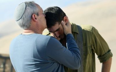 Un père juif embrasse son fils soldat (Crédit : autorisation)