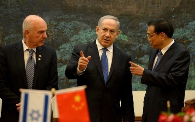 Benjamin Netanyahu (au centre) s'entretient avec le Premier ministre Li Keqiang de la Chine (à droite) au Grand Palais du Peuple à Beijing, le 8 mai 2013 (Crédit : Avi Ohayon/GPO/Flash90)
