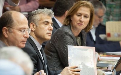 (De gauche à droite) Moshe Yaalon, Yair Lapid et Tzipi Livni (Crédit :  Emil Salman/Pool/Flash 90)