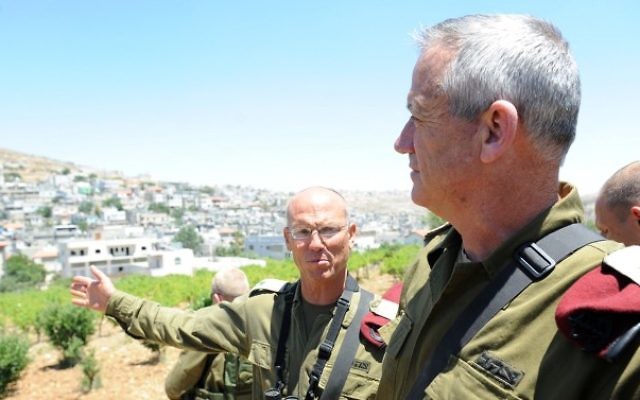 Nitzan Alon (gauche) et Benny Gantz (Crédit : IDF Spokesman/Flash90)