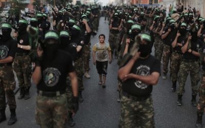 Les membres des Brigades Ezzedine al-Qassam, la branche armée du Hamas, organisent un défilé anti-Israël dans le cadre des célébrations marquant le premier anniversaire d'une opération de l'armée israélienne dans la bande de Gaza - 14 novembre 2013 (Crédit : Wissam Nassar / Flash90)