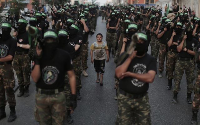 Les membres des Brigades Ezzedine al-Qassam, la branche armée du Hamas, organisent un défilé anti-Israël dans le cadre des célébrations marquant le premier anniversaire d'une opération de l'armée israélienne dans la bande de Gaza - 14 novembre 2013 (Crédit : Wissam Nassar / Flash90) Les membres des Brigades Ezzedine al-Qassam, la branche armée du Hamas, organisent un défilé anti-Israël dans le cadre des célébrations marquant le premier anniversaire d'une opération de l'armée israélienne dans la bande de Gaza - 14 novembre 2013 (Crédit : Wissam Nassar / Flash90)