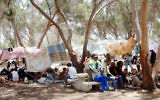 Des migrants africains au camp de Holot 
(Crédit : Flash 90)