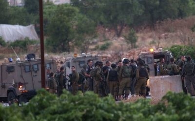 Des soldats israéliens à Hébron (Crédit ; Flash 90)