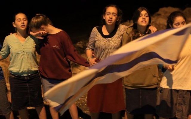 Des jeunes filles se rassemblent à la mémoire des trois adolescents assassinés (Crédit : Yonatan SIndel/Flash 90)