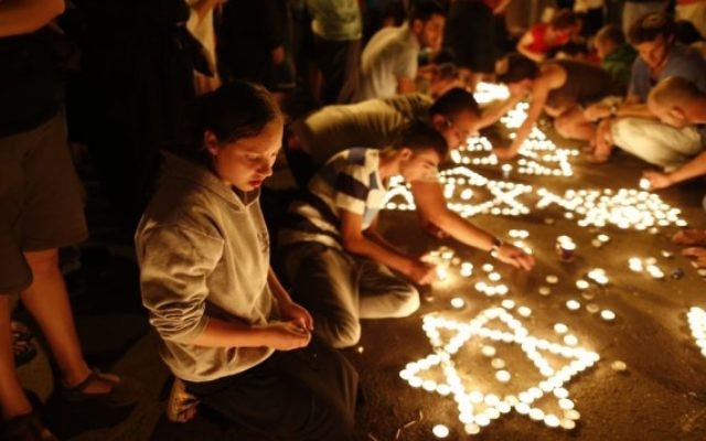Des bougies allumées pour honorer la mémoire des adolescents assassinés (Crédit : Yonatan Sindel/Flash 90)