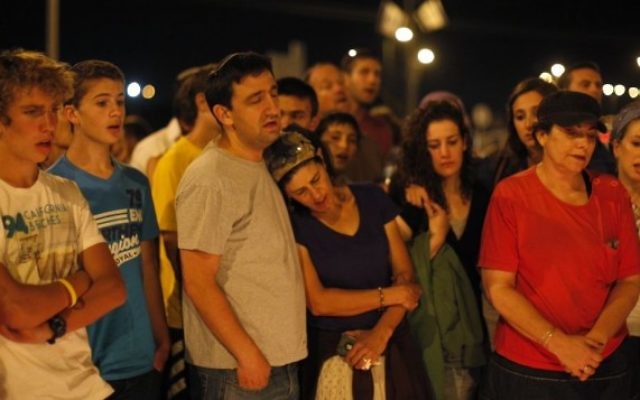 Des Israéliens prient pour la mémoire des trois adolescents assassinés (Crédit : Yonatan Sindel/Flash 90)