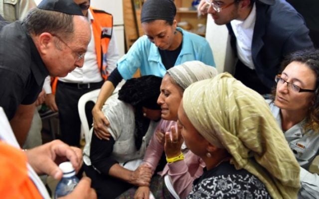 La mère de Eyal Yifrach, Iris Yifrach et le ministre de la Défense (gauche) (Crédit : Flash 90)