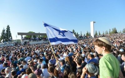 La foule d'Israéliens venus assister aux funérailles des trois adolescents assassinés à Modiin (Crédit : Flash 90)