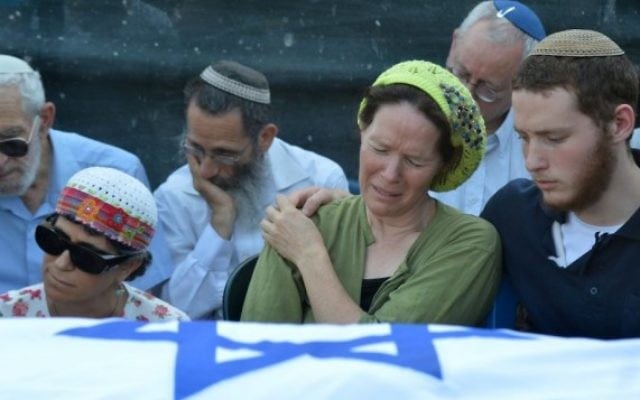 La famille de Naftali Fraenkel et Rachel sa maman aux funérailles de son fils (Crédit : Flash 90)