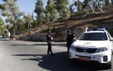 Un véhicule de police devant la forêt de Jérusalem (Crédit : Flash 90)