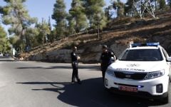 Un véhicule de police devant la forêt de Jérusalem (Crédit : Flash 90)