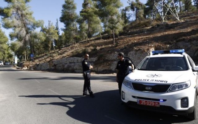 Un véhicule de police devant la forêt de Jérusalem (Crédit : Flash 90)