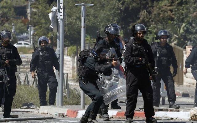 Des policiers à Shuafat - 24 octobre 2014 (Crédit : Sliman Khader/FLASH90)