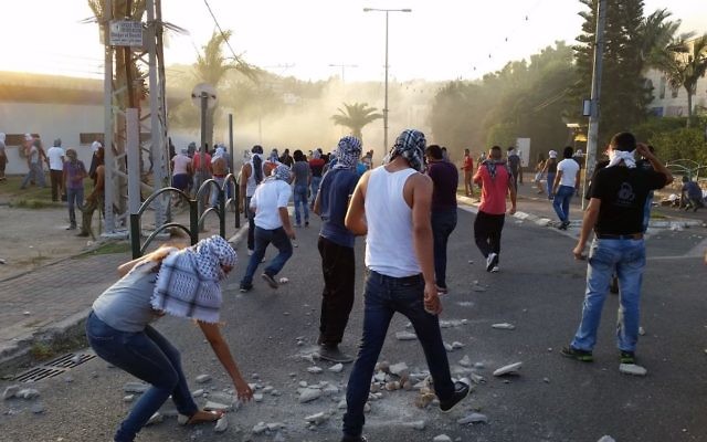 Des jeunes Palestiniens lancent des pierres sur les policiers (Crédit : Flash 90)