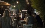 Des Israéliens prennent un verre peu après un retentissement de sirènes à Tel Aviv - 8 juillet 2014 (Crédit : Hadas Parush/Flash90)