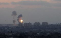 Explosions qui provoquent un nuage de fumée à Gaza (Crédit : Miriam Alster/ Flash90)