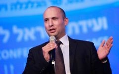 Naftali Bennett lors de la "Conférence pour la paix" organisée par le quotidien Haaretz à Tel Aviv, mardi 8 juillet 2014 (Crédit : Flash90)