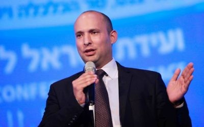 Naftali Bennett lors de la "Conférence pour la paix" organisée par le quotidien Haaretz à Tel Aviv, mardi 8 juillet 2014 (Crédit : Flash90)