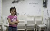 Une enfant israélienne dans un abri pendant le retentissement d'une sirène d'alerte (Crédit : Hadas Parush/Flash 90)