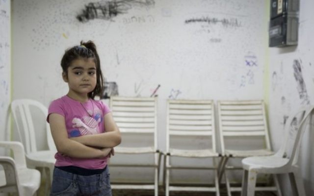 Une enfant israélienne dans un abri pendant le retentissement d'une sirène d'alerte (Crédit : Hadas Parush/Flash 90) Une enfant israélienne dans un abri pendant le retentissement d'une sirène d'alerte (Crédit : Hadas Parush/Flash 90)