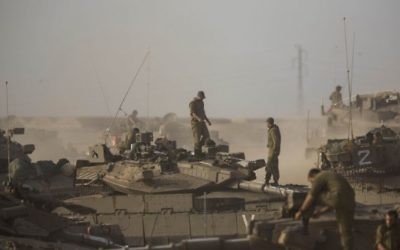 Un tank de l'armée israélienne (Crédit : Yonatan Sindel/Flash90)