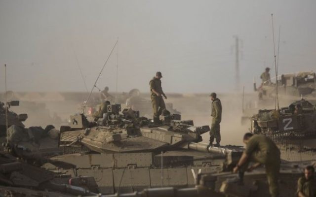 Un tank de l'armée israélienne (Crédit : Yonatan Sindel/Flash90)