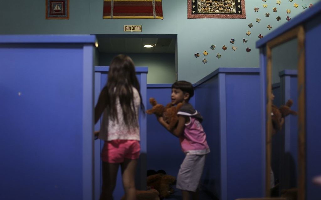Enfants jouant dans un abri anti-missiles conçu spécialement à cet effet, à Sderot, à la frontière avec la bande de Gaza. (Crédit : Hadas Parush) Enfants jouant dans un abri anti-missiles conçu spécialement à cet effet, à Sderot, à la frontière avec la bande de Gaza. (Crédit : Hadas Parush)