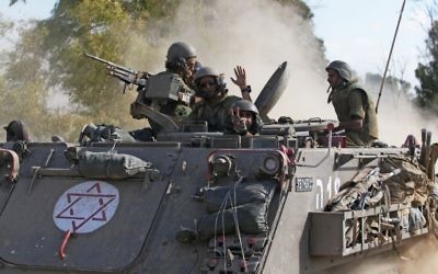 Un tank israélien dans le sud d'Israël - 18 juillet 2014 (Crédit : Yossi Aloni/Flash90)