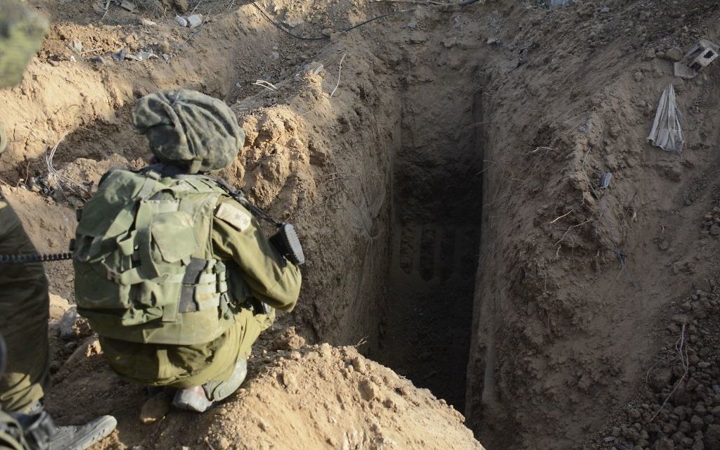 L'entrée d'un tunnel découvert à Gaza pendant l'opération Bordure protectrice, le 18 juillet 2014. (Crédit : armée israélienne) L'entrée d'un tunnel découvert à Gaza pendant l'opération Bordure protectrice, le 18 juillet 2014. (Crédit : armée israélienne)