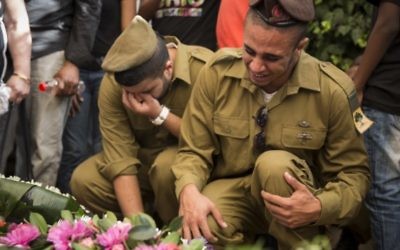 Soldats pleurant à un enterrement de Moshe Malko mort au combat - 21 juillet 2014 (Crédit : Hadas Parush/Flash 90)