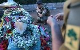 Parents et amis vus lors des funérailles du sergent Sean Mondshane, dans un cimetière de Tel Aviv, - 22 Juillet 2014 (Crédit : Yaakov Naumi/Flash90)
