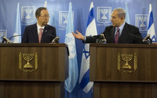 Le secrétaire général de l'ONU, Ban Ki-Moon (à droite) et le Premier ministre Benjamin Netanyahu lors d'une conférence de presse conjointe à Jérusalem, le 22 juillet 2014. (Crédit : Flash 90) Le secrétaire général de l'ONU, Ban Ki-Moon (à droite) et le Premier ministre Benjamin Netanyahu lors d'une conférence de presse conjointe à Jérusalem, le 22 juillet 2014. (Crédit : Flash 90)