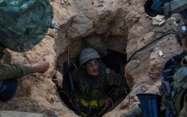 Un soldat de la Brigade Givati dans un tunnel de la bande de Gaza, le 23 juillet 2014. (Crédit : unité des porte-paroles de l'armée israélienne/Flash90) Un soldat de la Brigade Givati dans un tunnel de la bande de Gaza, le 23 juillet 2014. (Crédit : unité des porte-paroles de l'armée israélienne/Flash90)