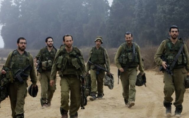 Des soldats reviennent après un entraînement - 24 juillet 2014 (Crédit : Miriam ALster/Flash 90)