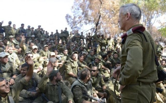 Benny Gantz s'adresse à des soldats lors de l'opération terrestre de Bordure protectrice (Crédit : IDF)