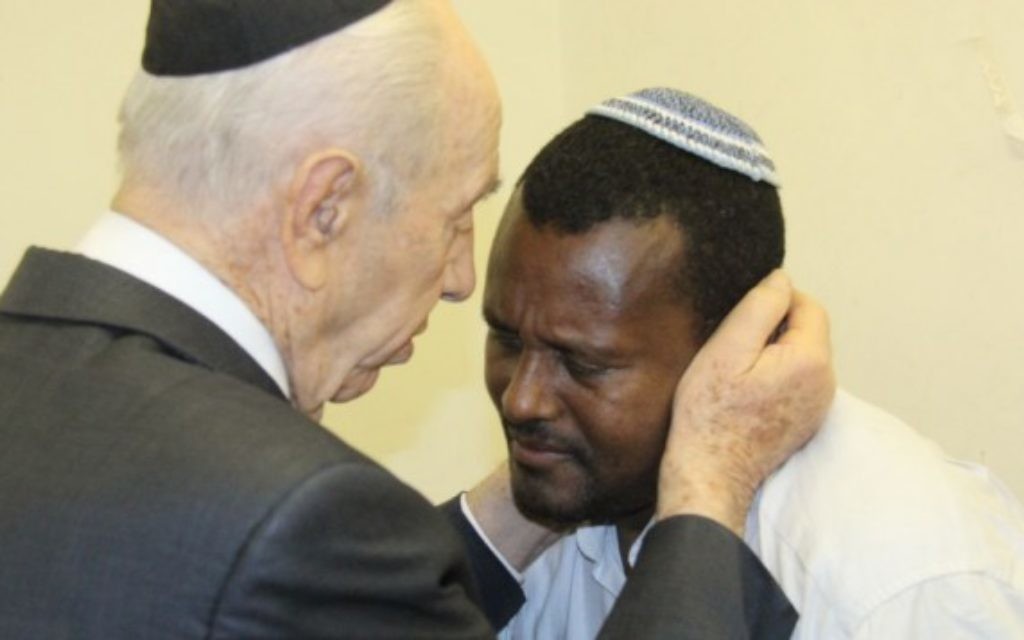 Le président Shimon Peres console la famille d'un soldat tombé Moshe Malko - 23 juillet 2014 (Crédit : Résidence du président)