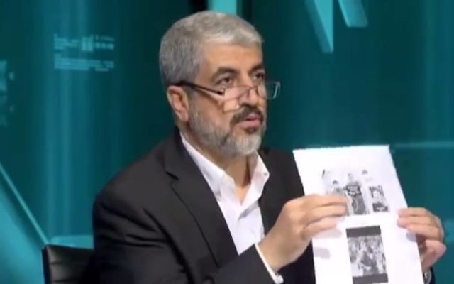 Khaled Meshaal avec une feuille montrant que les trois adolescents israéliens tués le 12 juin étaient des soldats (Crédit : capture d'écran YouTube) Khaled Meshaal avec une feuille montrant que les trois adolescents israéliens tués le 12 juin étaient des soldats (Crédit : capture d'écran YouTube)