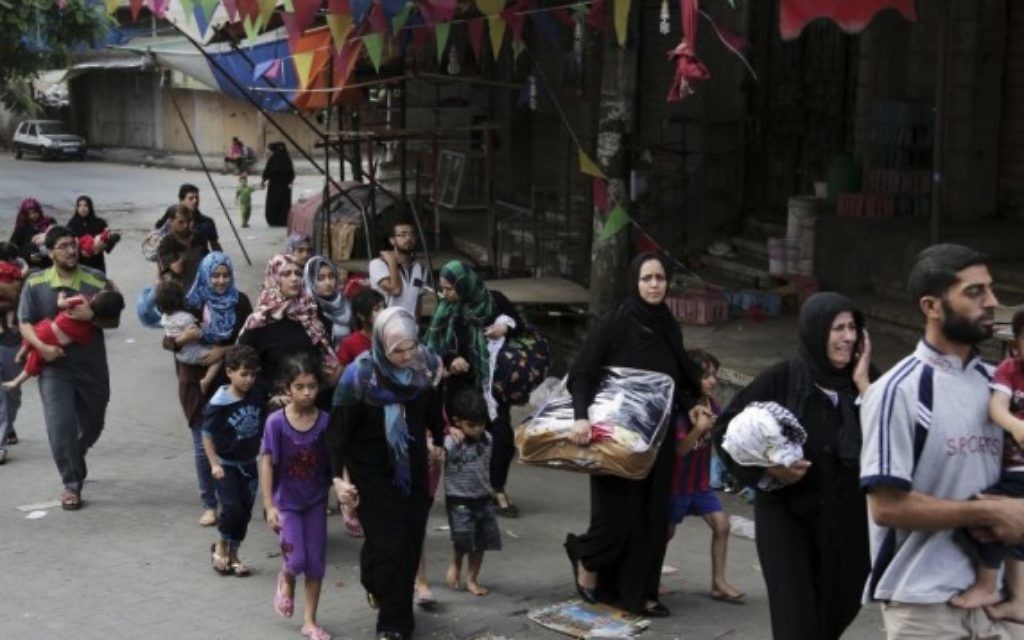 Des Palestiniens quittent Chejaya (Crédit : AFP/Adel Hana) Des Palestiniens quittent Chejaya (Crédit : AFP/Adel Hana)