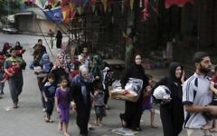Des Palestiniens quittent Chejaya (Crédit : AFP/Adel Hana)
