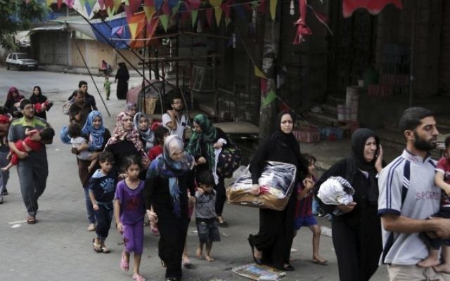 Des Palestiniens quittent Chejaya (Crédit : AFP/Adel Hana)