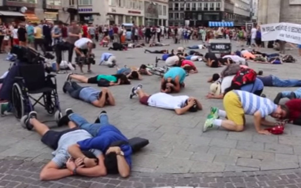 Les gens dans une place principale à Vienne se mettent à couvert pendant un flash mob simulant une attaque de missiles du Hamas le 24 juillet 2014. (Crédit : capture d'écran YouTube)