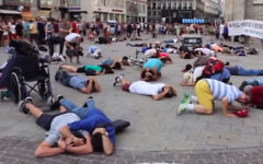 Les gens dans une place principale à Vienne se mettent à couvert pendant un flash mob simulant une attaque de missiles du Hamas le 24 juillet 2014. (Crédit : capture d'écran YouTube)