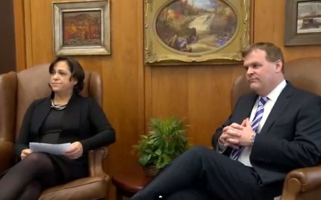 Vivianne Bercovici et John Baird (Crédit : capture d'écran YouTube)